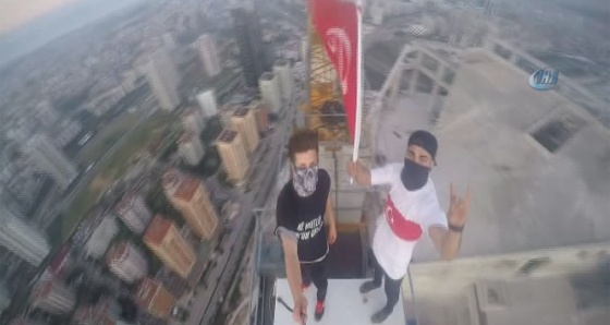 315 metre yükseklikte Türk bayrağı dalgalandırdılar