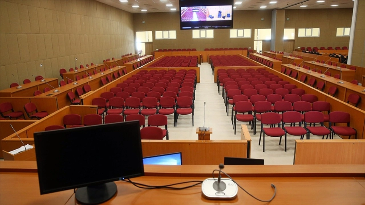 62 kez m&uuml;ebbete &ccedil;arptırılan deprem sanığına mahkeme heyetine hakaretten de dava