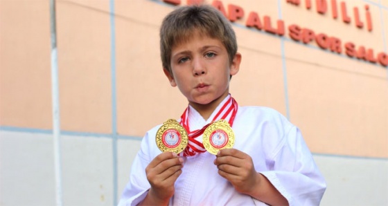 7 yaşında iki altın madalya sahibi oldu
