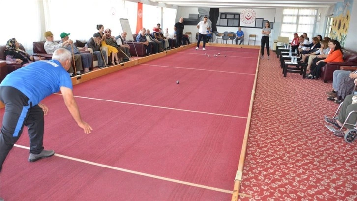 70'lik delikanlılar Edirne'deki huzurevleri arası bocce müsabakalarında karşılaştı