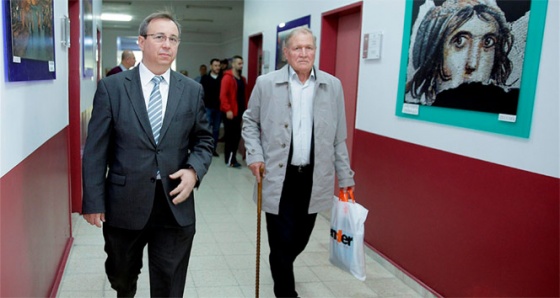 72 yaşındaki üniversiteli Şevki Kılıç, ilk dersine bastonuyla geldi
