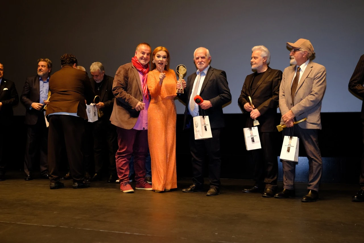 78 yaşında 60 yıllık usta gazeteciye &ouml;d&uuml;l -Sel&ccedil;uk Aka, magazin d&uuml;nyasından yazdı-