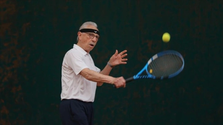 80 yaşındaki tenisçi, azmiyle gençlere örnek oluyor
