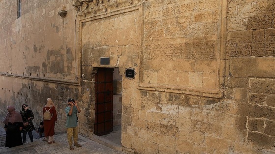 845 yıllık Mardin Ulu Cami'nin duvarındaki “Vergi Muafiyet Kitabesi“ ilgi görüyor