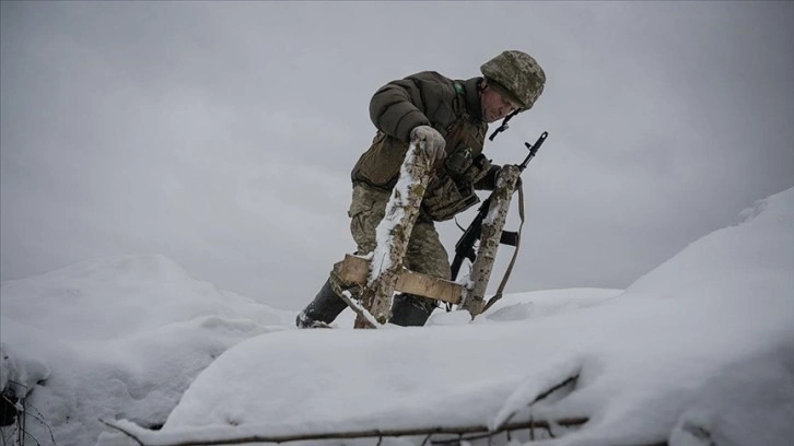 AA, Ukrayna'da ağır kış şartları altında çatışmaların sürdüğü Kupyansk cephesini görüntüledi