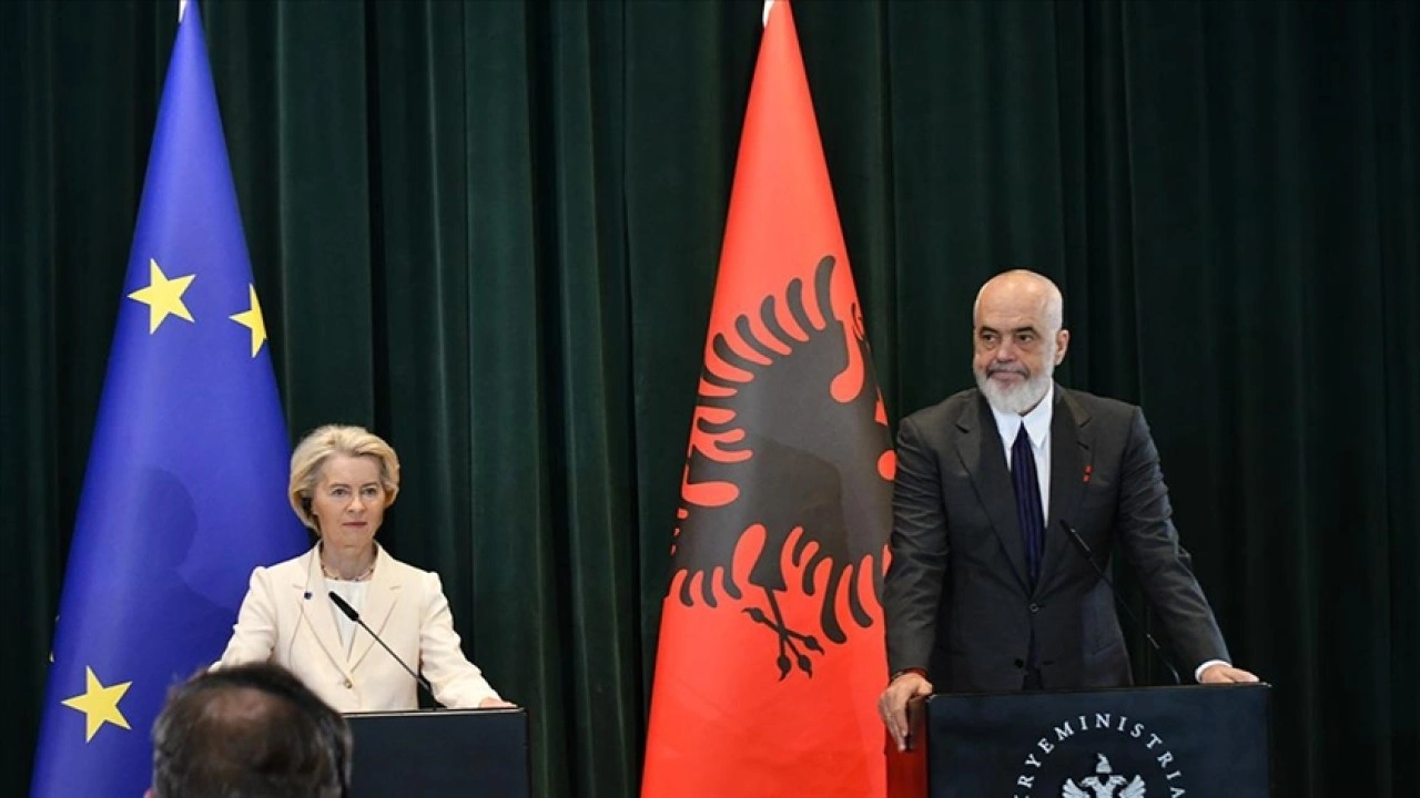 AB Komisyonu Başkanı Von der Leyen, Arnavutluk'un AB'ye üyelik için doğru yolda olduğunu b