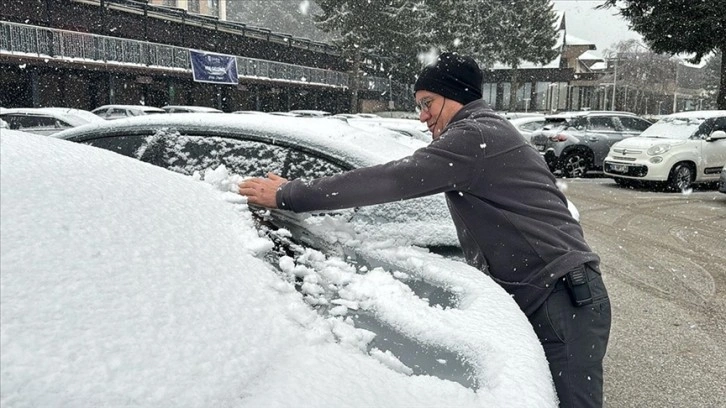 Abant'ta martta yağan kar tatilcileri sevindirdi