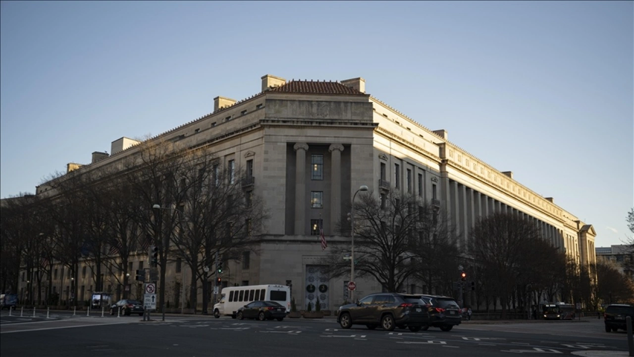 ABD Adalet Bakanlığı: Epstein dosyalarındaki Trump'a ait t&uuml;m materyaller yayınlanacak