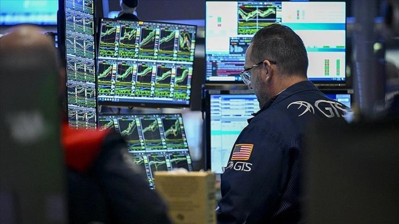 ABD borsaları dalgalı ge&ccedil;en 2025 yılını &ccedil;ift haneli artışlarla tamamladı