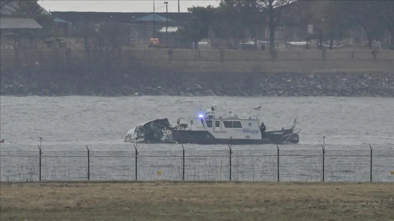 ABD'de helikopterin Mississippi Nehri'nde mavnanın üzerine düşmesi sonucu 2 kişi öldü