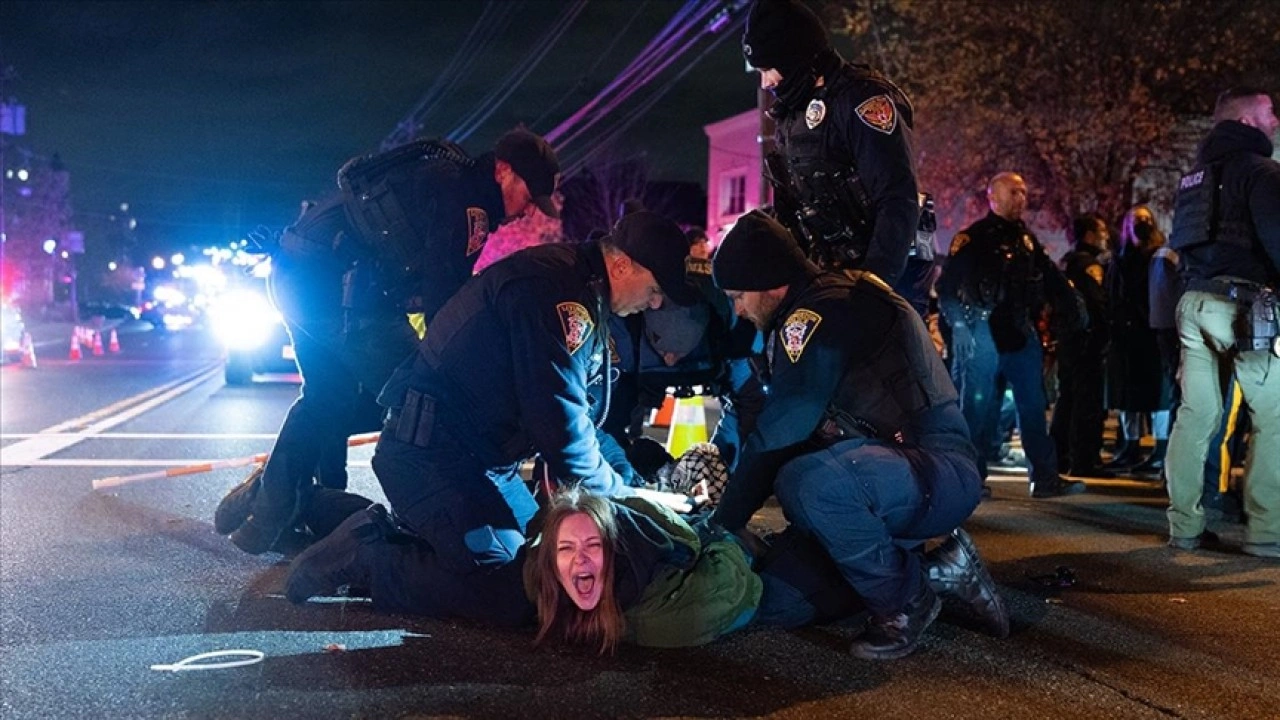 ABD'de polis, eski İsrail Savunma Bakanı Gallant'ı protesto edenlere sert müdahalede bulun