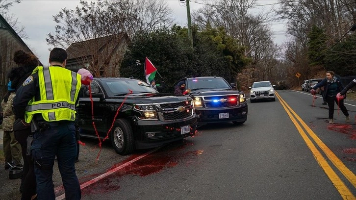 ABD Dışişleri Bakanı Blinken'ın aracına, Gazze'de dökülen kanı temsilen kırmızı boya atıld