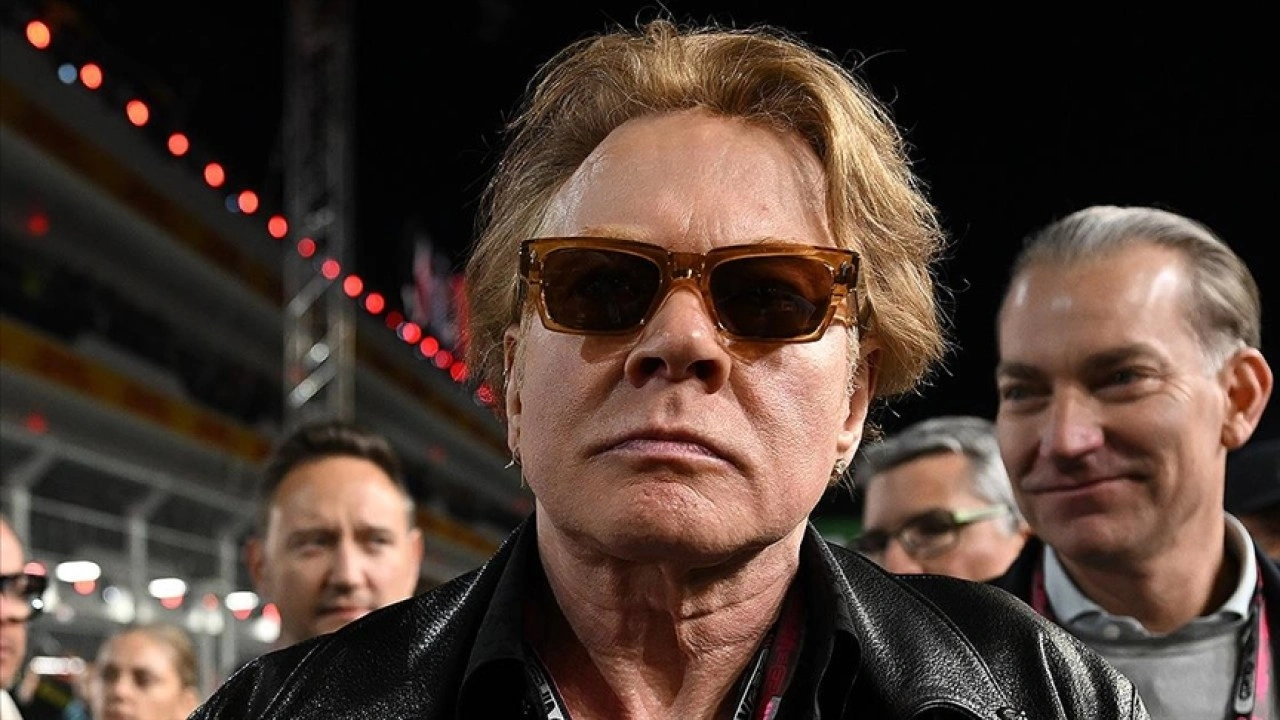 ABD'li şarkıcı Axl Rose, Kolombiya'daki konserinde Filistin bayrağı açtı