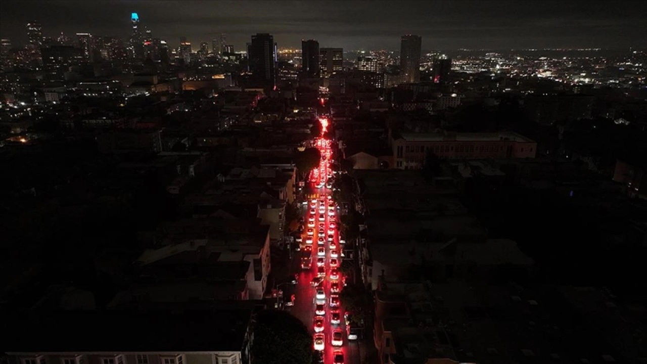 ABD'nin San Francisco kentinde 130 binden fazla ev ve iş yeri elektriksiz kaldı