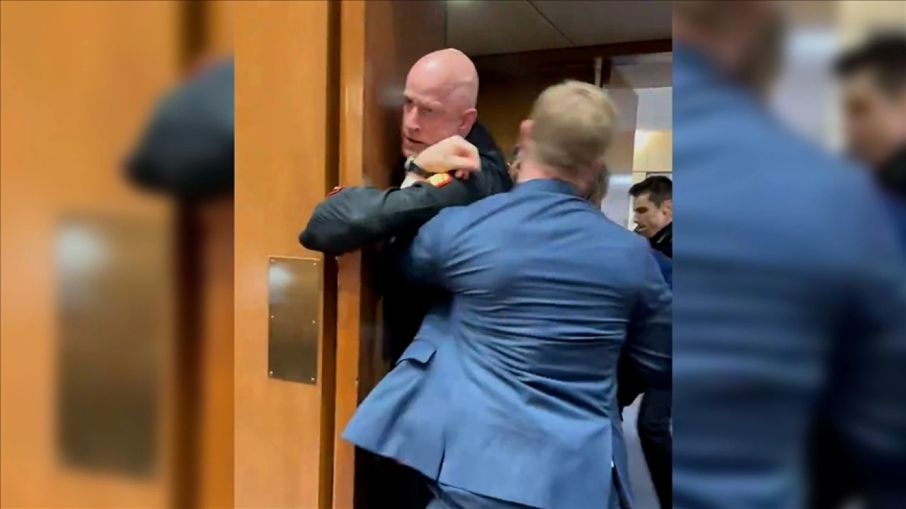 ABD polisi, İran'a saldırıları protesto eden eski askeri g&ouml;zaltına almaya &ccedil;alışırken kolunu kır