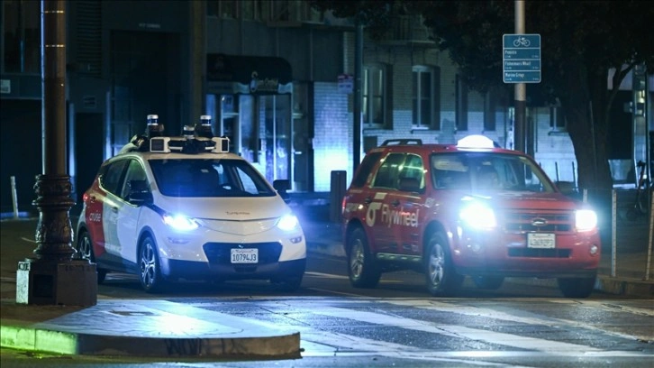 ABD'de internet bağlantısı kesilen robot taksiler trafik sıkışıklığına neden oldu