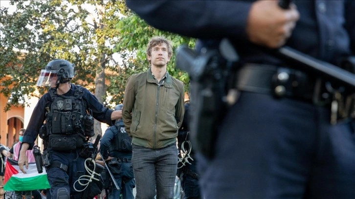 ABD'nin California Santa Cruz Üniversitesi'nde protestocu öğrencilere polis müdahalesi