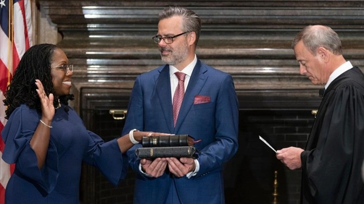 ABD'nin ilk siyahi kadın Yüksek Mahkeme Yargıcı Brown-Jackson görevine başladı