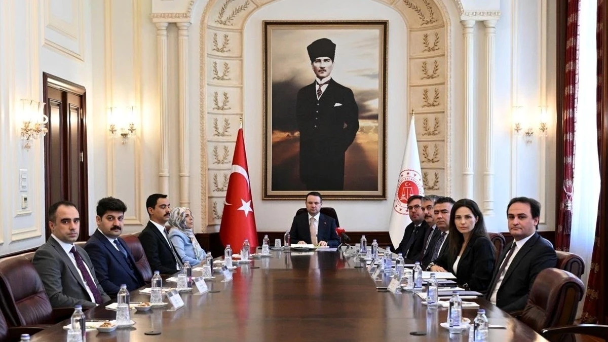 Adalet Bakanı G&uuml;rlek, Muhsin Yazıcıoğlu'nun ailesiyle g&ouml;r&uuml;şt&uuml;