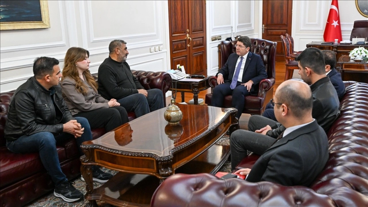 Adalet Bakanı Tun&ccedil;, Rojin Kabaiş'in ailesiyle g&ouml;r&uuml;şt&uuml;