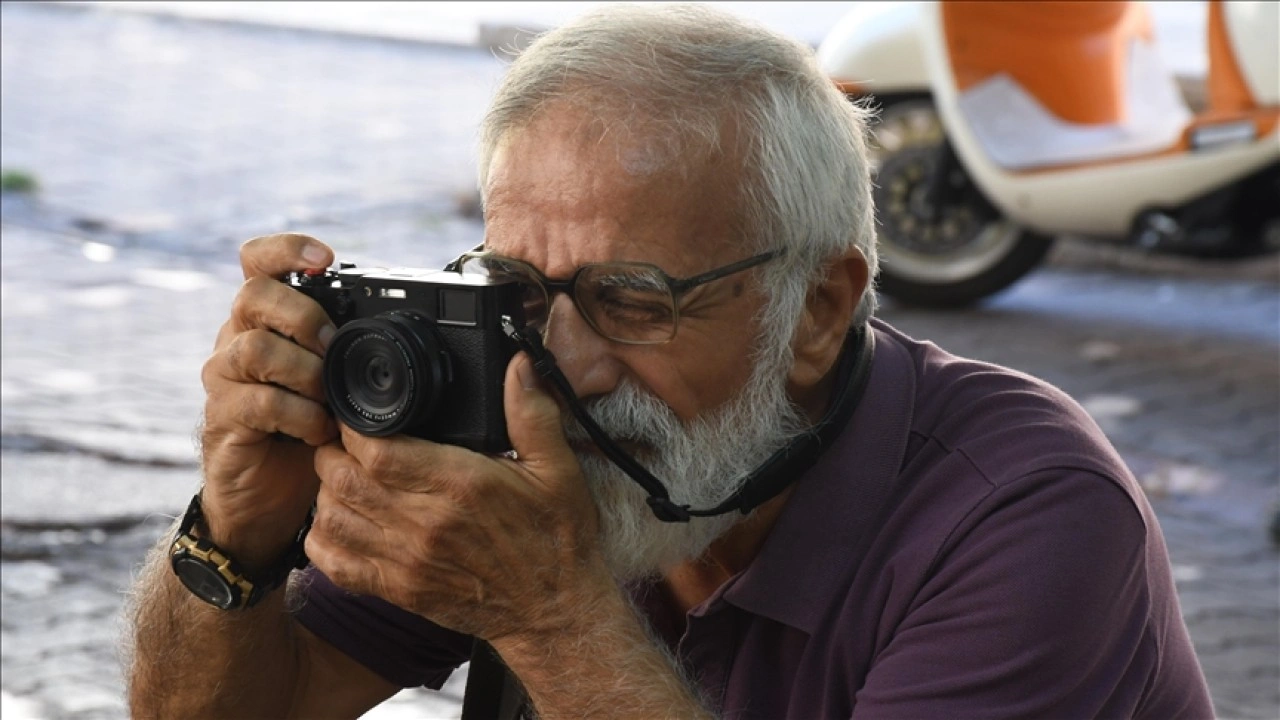 Adana'da 75 yaşındaki fotoğrafçı ilerleyen yaşına rağmen makinesini yanından ayırmıyor