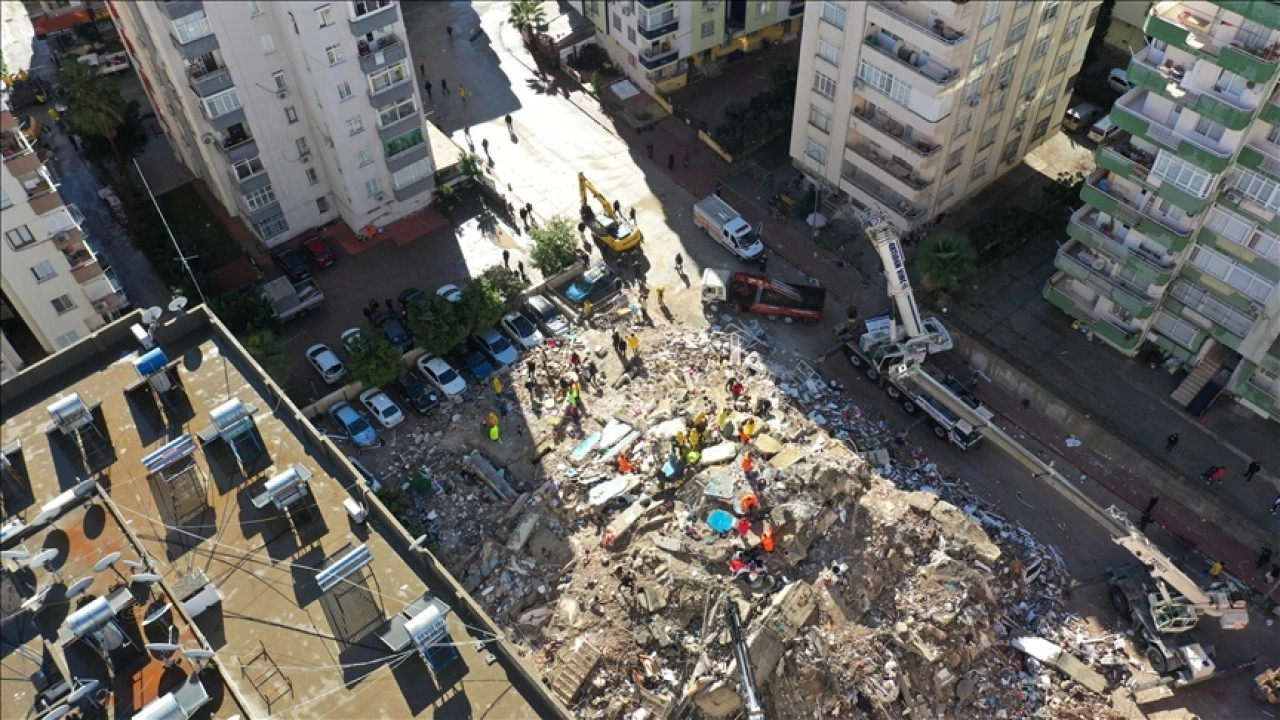 Adana'da depremde yıkılan apartmanın donatıları yönetmeliÄŸe uygun bulunmadı