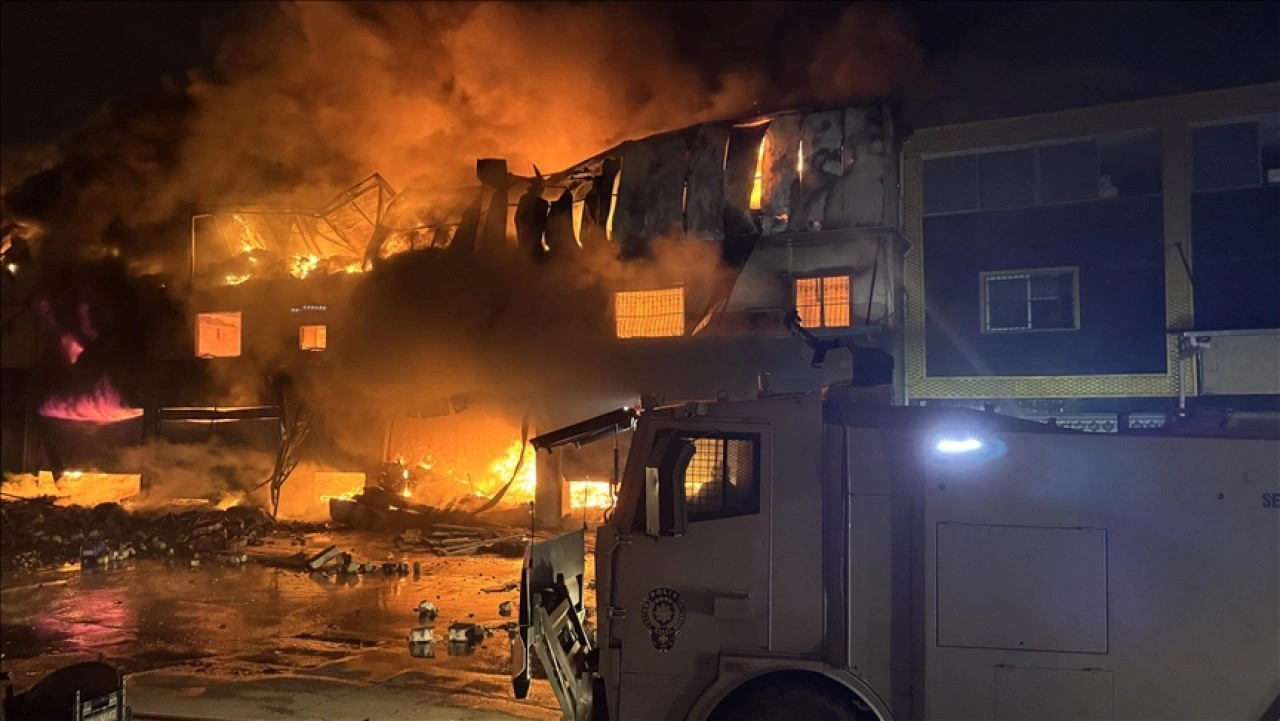 Adana'da hırdavat dükkanında çıkan yangın kontrol altına alındı