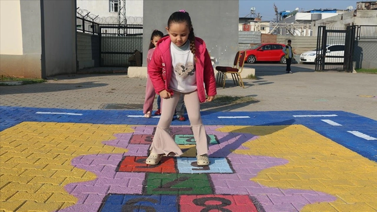 Adana'da okul bah&ccedil;eleri g&ouml;n&uuml;ll&uuml;lerin &ccedil;izdiği oyun alanlarıyla renkleniyor