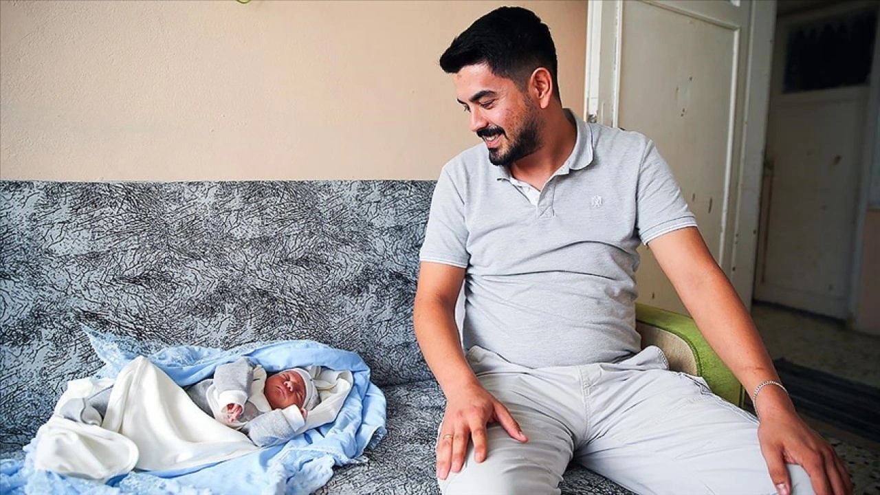 Adana'da taksi sürücüsü aracında dünyaya gelen bebekle buluştu