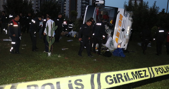 Adana’da yolcu otobüsü devrildi: 2 ölü 23 yaralı