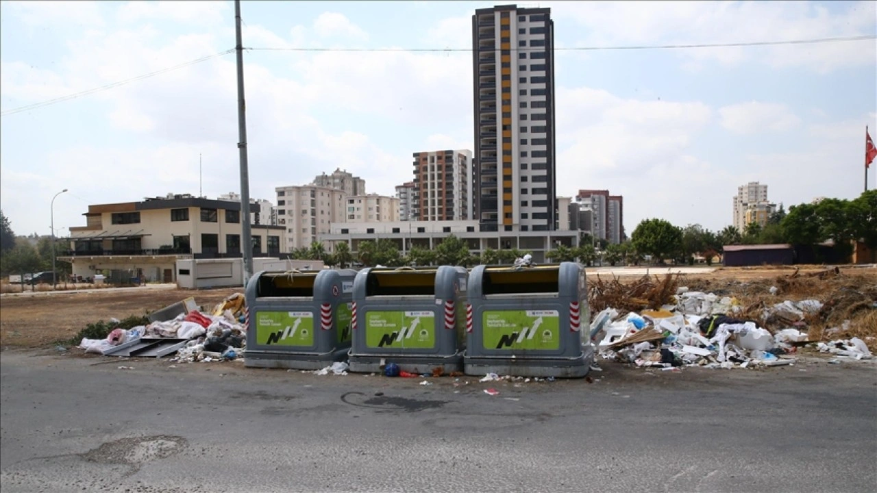 Adana Seyhan'da biriken çöpler kötü kokuya neden oluyor