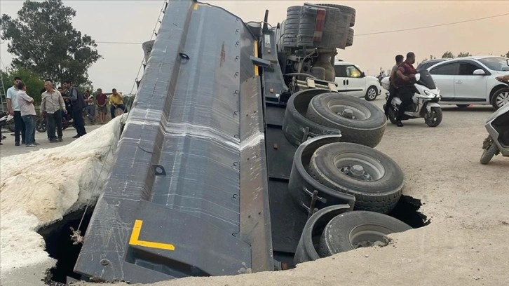 Adana'da bir tır, yol ortasında oluşan çukura düştü