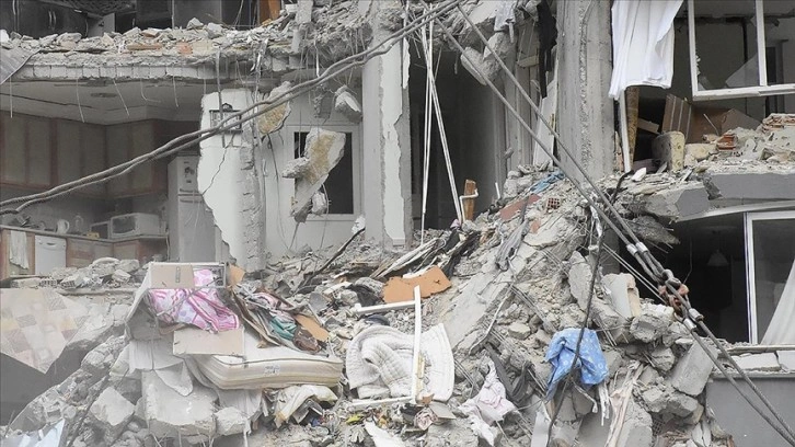 Adana'da depremde yıkılan binaların zemininde