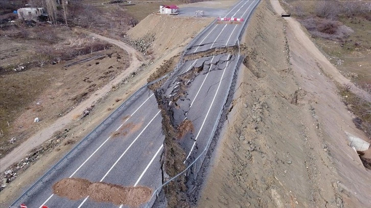 Adana'da göçük oluşan yol ulaşıma kapandı