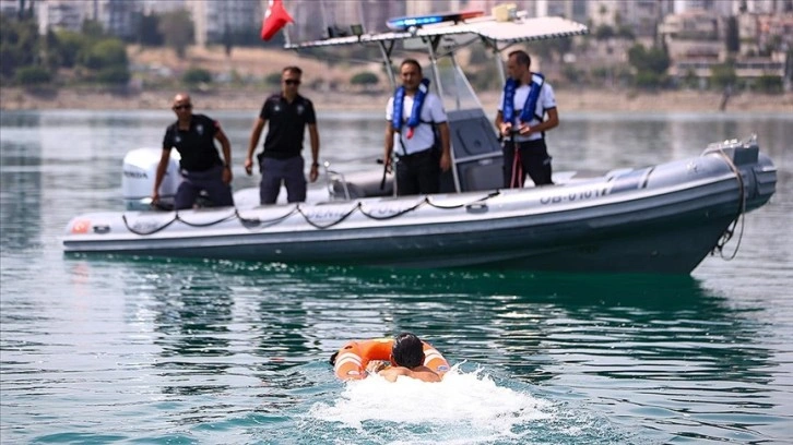 Adana'da polis boğulma olaylarına uzaktan kumandalı can simidiyle müdahale ediyor