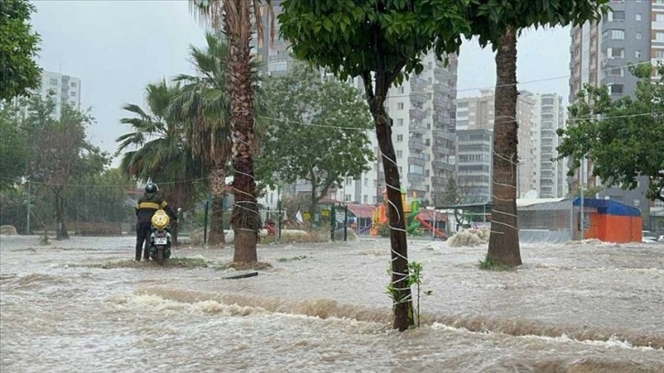 Adana'da sağanak etkili oluyor