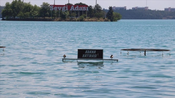 Adana'da su seviyesi yükselen baraj gölünün kenarındaki kafeleri su bastı