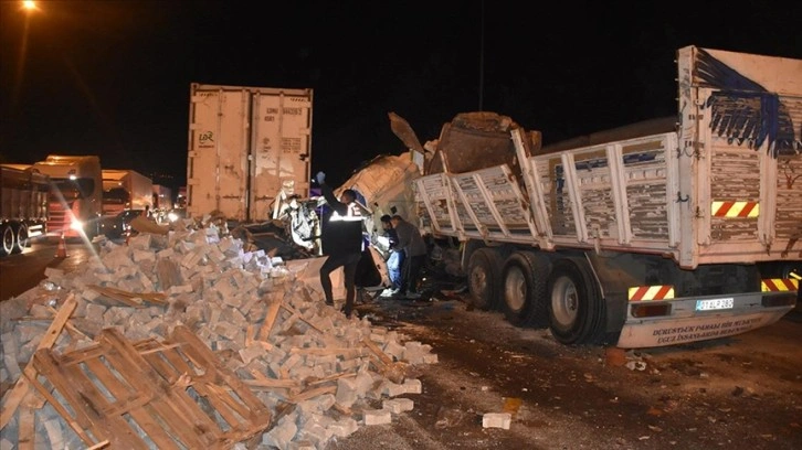 Adana'da trafik kazasında 7 kişi öldü, 7 kişi yaralandı