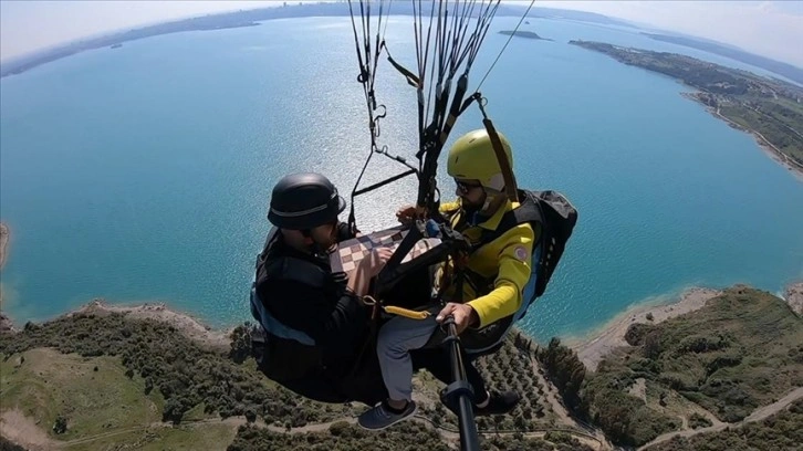 Adana'da yamaç paraşütü yapan iki pilot gökyüzünde tavla oynadı