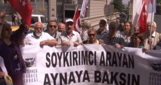 ADD üyeleri, Alman parlamentosunun soykırım girişimini protesto etti