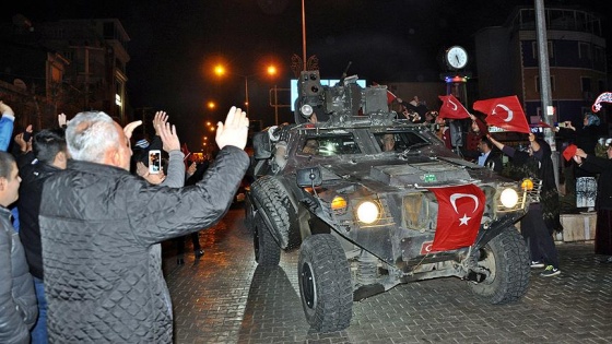 Adıyaman'da vatandaşlardan askerlere sevgi gösterisi