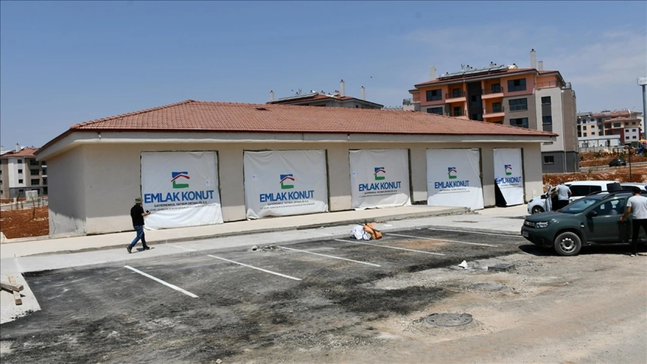 Adıyaman'da yapımı tamamlanan 48 ticarethanenin hak sahiplerine dağıtımı başladı