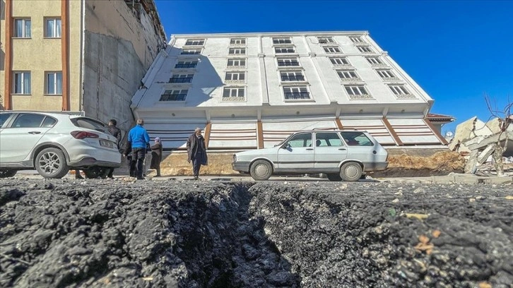Adıyaman'da bir apartman depremin etkisiyle tek parça halinde yan yattı