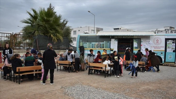 Adıyaman'da depremzede çocuklar aradığı kitapları gezici kütüphanede buluyor