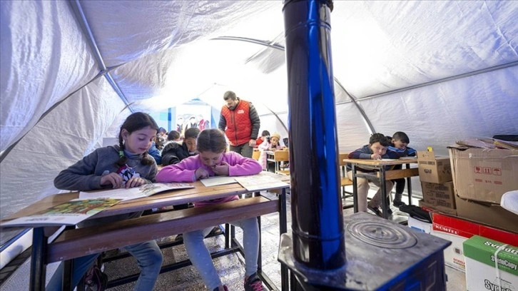 Adıyaman'da gönüllü öğretmenler çadırları eğitim yuvasına dönüştürdü