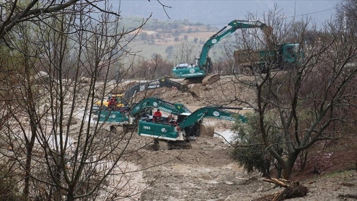 Adıyaman'da selde kaybolan anne ve kızını arama çalışmaları sürüyor