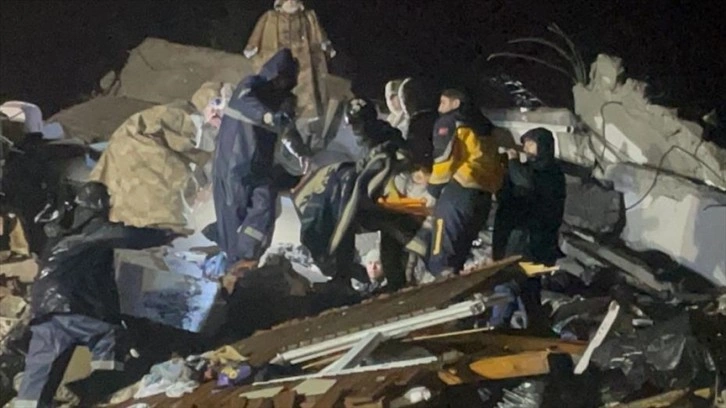 Adıyaman'da yıkılan binanın enkazından yaklaşık 21 saat sonra 1 çocuk kurtarıldı