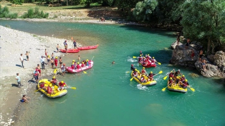 Adrenalin tutkunu İranlı turistler, Çatak Çayı'nda rafting yaparak eğleniyor