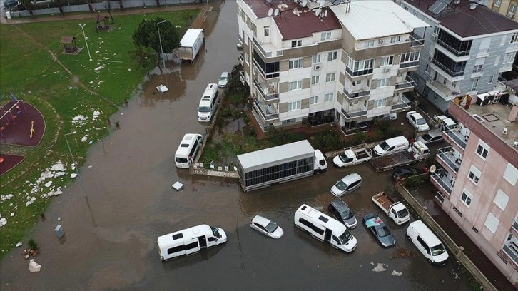 AFAD: Antalya'daki şiddetli yağışlarda 3 bin 862 binada su baskını meydana geldi