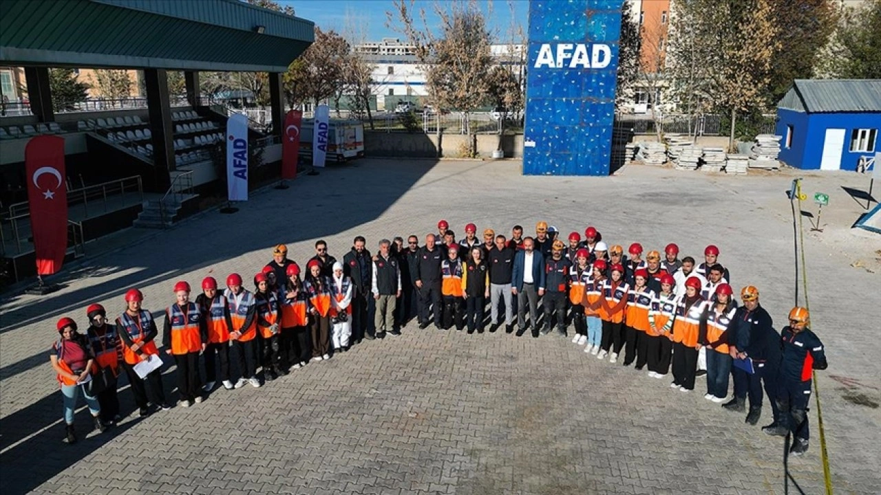 AFAD gönüllüsü 350 üniversite öğrencisi, zorlu eğitimlerle göreve hazırlanıyor